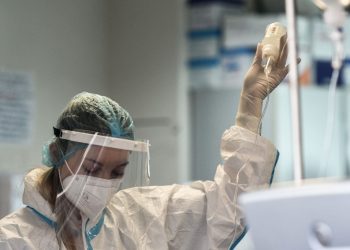 Νοσοκομεία: Δεκάδες ασθενείς εκτός Εντατικής και ένας ψεύτης πρωθυπουργός