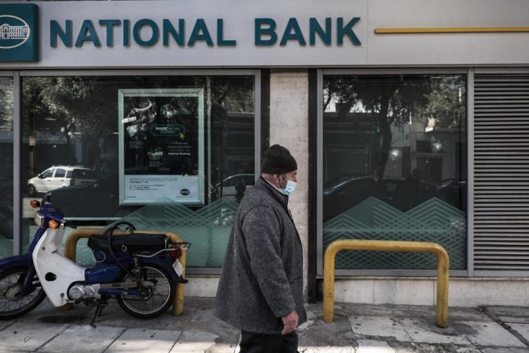 Εθνική Τράπεζα: Μισό δισ. ευρώ κέρδη αλλά κόπηκαν τα… οδοιπορικά!
