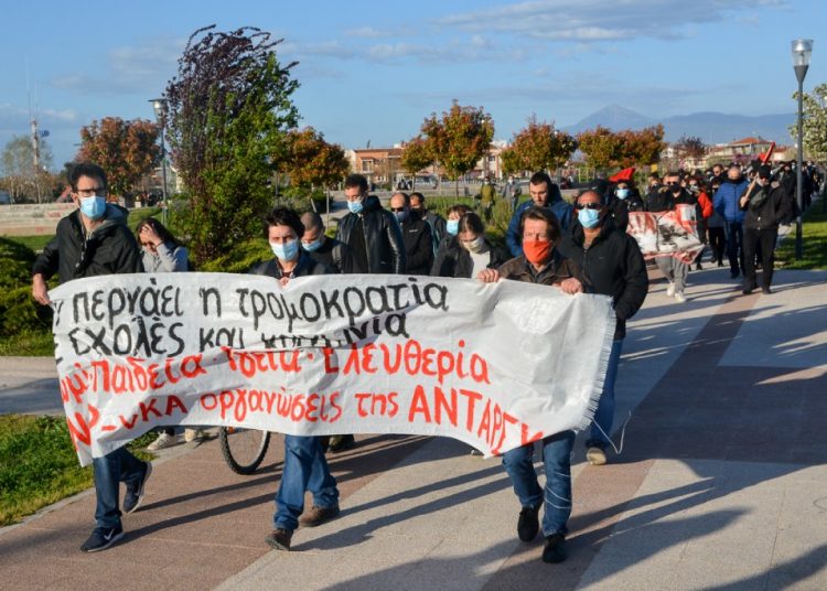 Λάρισα: Η ΕΛΑΣ σπάει χέρια μαθητών και τρομοκρατεί