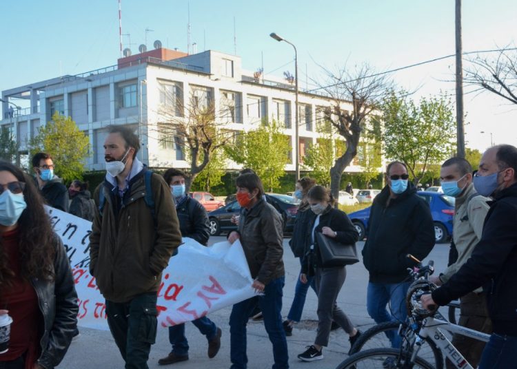 Λάρισα: Η ΕΛΑΣ σπάει χέρια μαθητών και τρομοκρατεί