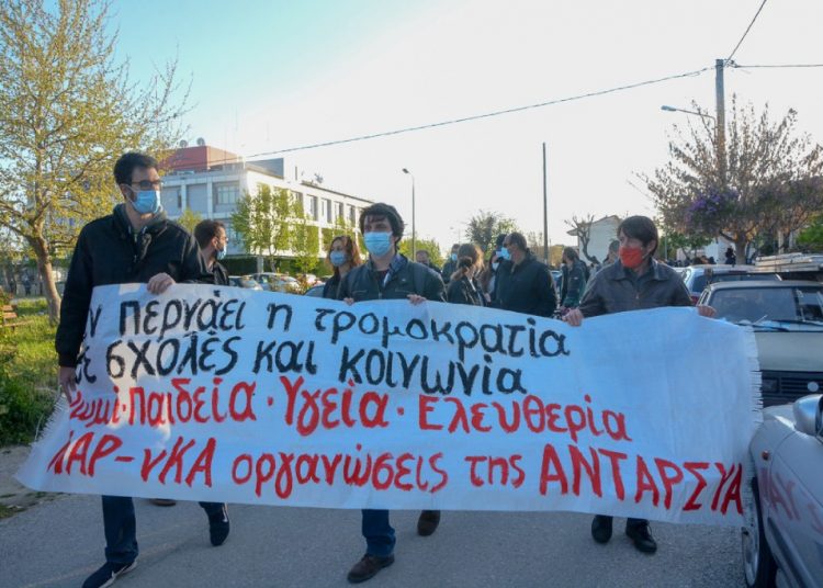 Λάρισα: Η ΕΛΑΣ σπάει χέρια μαθητών και τρομοκρατεί