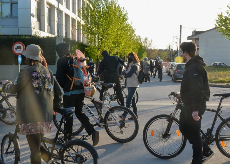 Λάρισα: Η ΕΛΑΣ σπάει χέρια μαθητών και τρομοκρατεί
