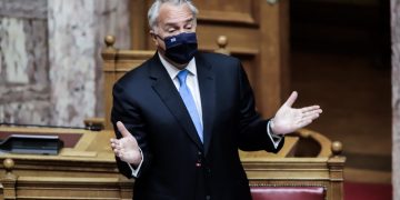 Τοπικό κράτος: «Τσεκουράτες» αντιδραστικές τομές σε περιφέρειες και δήμους