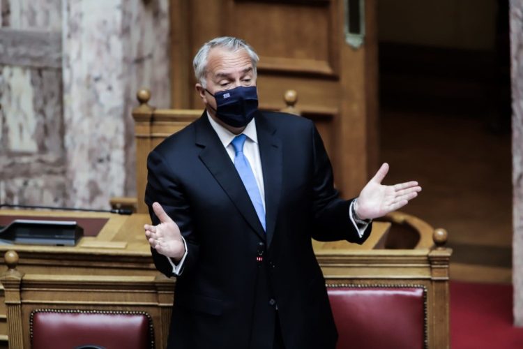 Τοπικό κράτος: «Τσεκουράτες» αντιδραστικές τομές σε περιφέρειες και δήμους