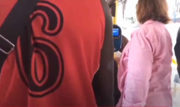 Επιβάτες σε λεωφορείο είπαν όχι στον ρατσισμό! (βίντεο)