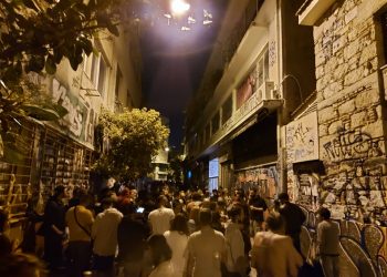 Ανακατάληψη θεάτρου «Εμπρός»: Με μουσική έσπασαν τα τσιμέντα (βίντεο)