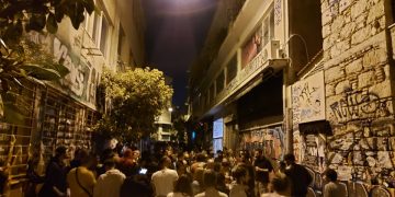 Ανακατάληψη θεάτρου «Εμπρός»: Με μουσική έσπασαν τα τσιμέντα (βίντεο)