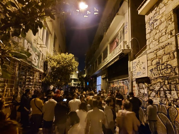 Ανακατάληψη θεάτρου «Εμπρός»: Με μουσική έσπασαν τα τσιμέντα (βίντεο)