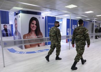 Χακί εμβολιαστικά κέντρα με εργασιακή εκμετάλλευση φαντάρων