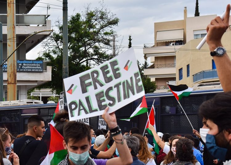 Η κυβέρνηση «βομβαρδίζει» τους Παλαιστίνιους στην Αθήνα (φωτο+βιντεο)