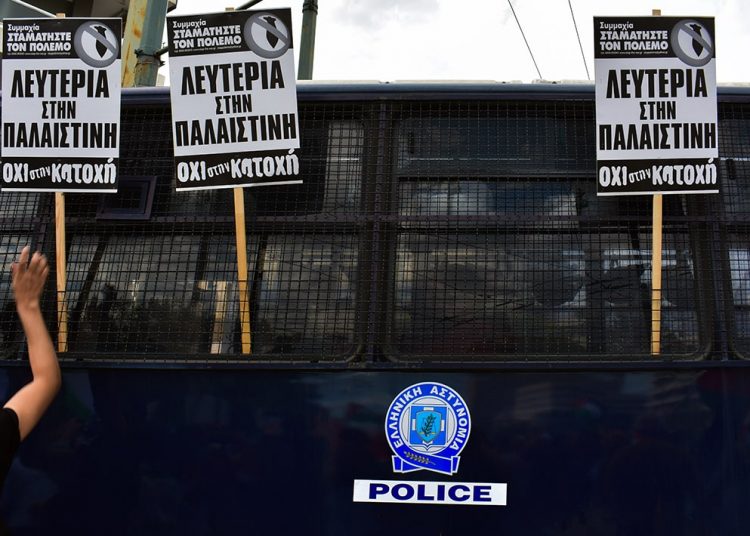 Η κυβέρνηση «βομβαρδίζει» τους Παλαιστίνιους στην Αθήνα (φωτο+βιντεο)