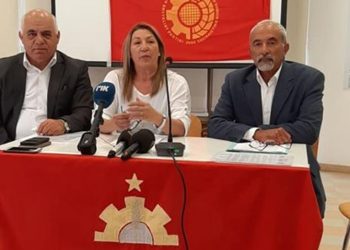(αριστερά στην κεντρικη φωτογραφία) 