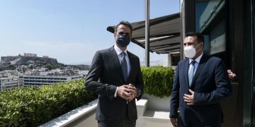 «Κρυφτούλι» Μητσοτάκη με τις τρεις συμβάσεις