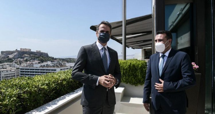 «Κρυφτούλι» Μητσοτάκη με τις τρεις συμβάσεις