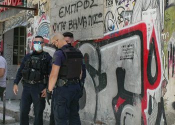 Θέατρο «Εμπρός»: Ο κόσμος έδιωξε ξανά αστυνομία και εργολάβους! (βίντεο)