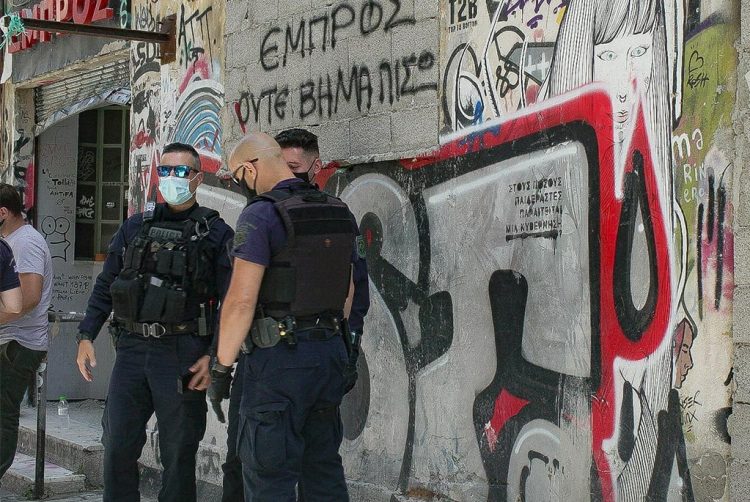 Θέατρο «Εμπρός»: Ο κόσμος έδιωξε ξανά αστυνομία και εργολάβους! (βίντεο)