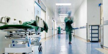 Νοσοκομεία: Το ΕΣΥ πίσω στην ασφυξία και τα ράντζα