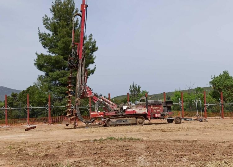 Στρατόπεδο Ριτσώνας: Στήνουν τείχος πλήρους απομόνωσης των προσφύγων! (φώτο)