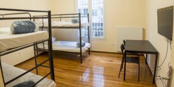 Δήμος Αθηναίων: Παρωδία προστασίας το υπνωτήριο για τους άστεγους ανήλικους