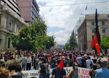 Βούλιαξαν οι πόλεις από απεργούς ενάντια στο δεκάωρο