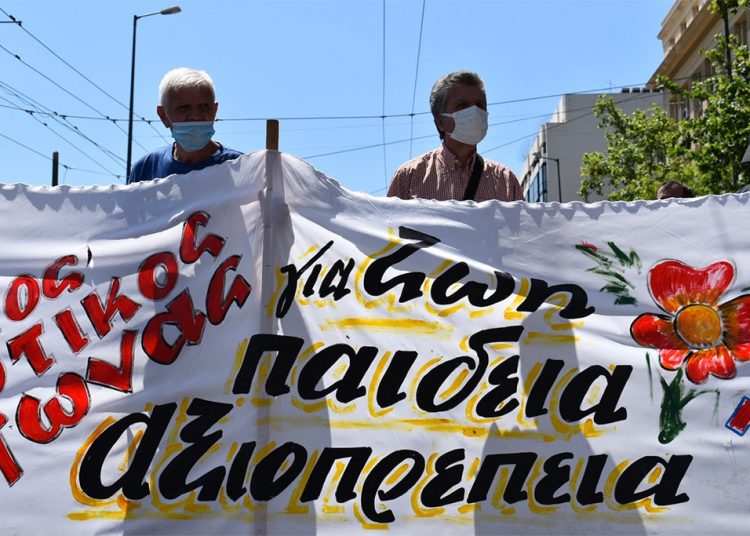 Με απεργία έσπασε το σιωπητήριο, νέα συγκέντρωση το απόγευμα στο Σύνταγμα