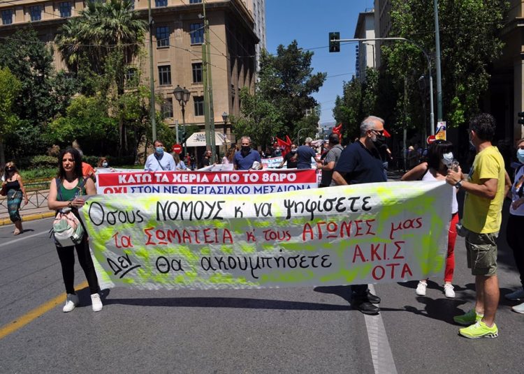 Με απεργία έσπασε το σιωπητήριο, νέα συγκέντρωση το απόγευμα στο Σύνταγμα