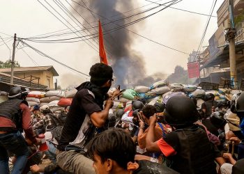 Μιανμάρ: Ραντεβού στα οδοφράγματα  δίνουν «Γενιά Ζ» και εργαζόμενοι