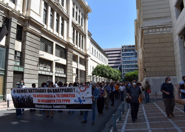 Με απεργία έσπασε το σιωπητήριο, νέα συγκέντρωση το απόγευμα στο Σύνταγμα