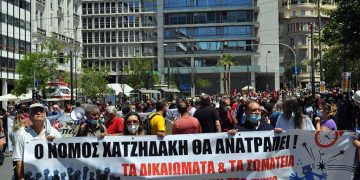 Με απεργία έσπασε το σιωπητήριο, νέα συγκέντρωση το απόγευμα στο Σύνταγμα