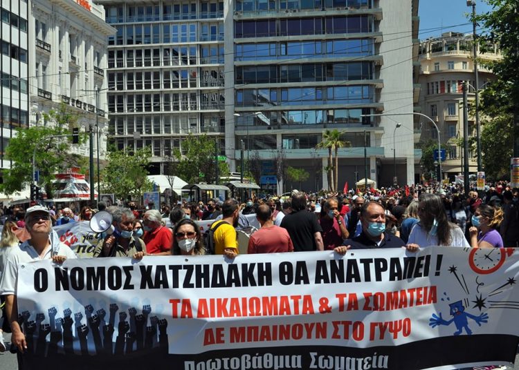 Με απεργία έσπασε το σιωπητήριο, νέα συγκέντρωση το απόγευμα στο Σύνταγμα
