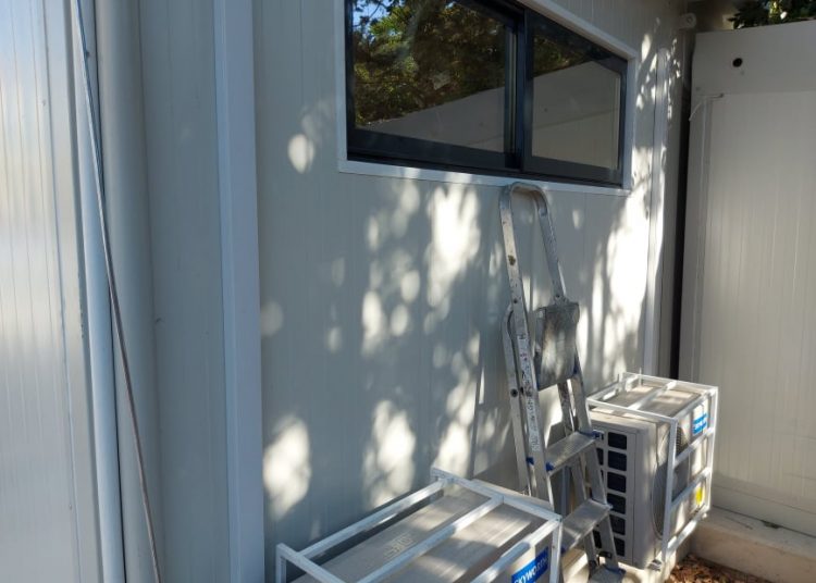 Πρόκληση: Στήνουν «τενεκεδένια κουτιά» για νήπια και δήθεν προσχολική εκπαίδευση (φωτό)