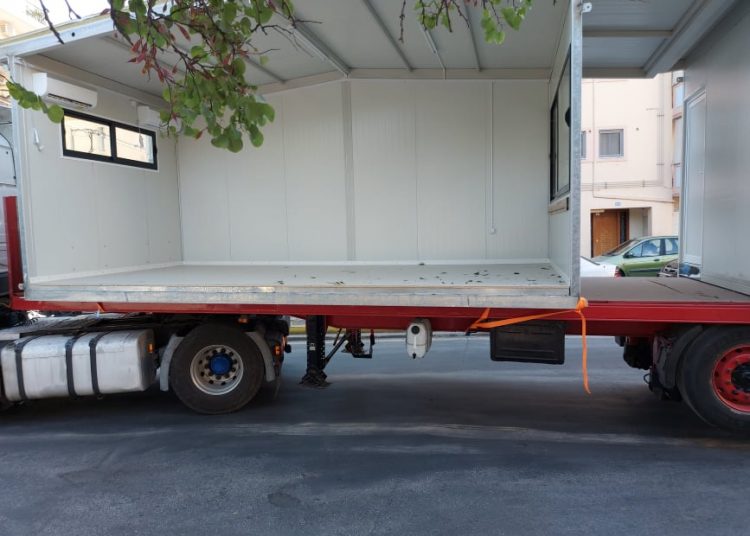 Πρόκληση: Στήνουν «τενεκεδένια κουτιά» για νήπια και δήθεν προσχολική εκπαίδευση (φωτό)