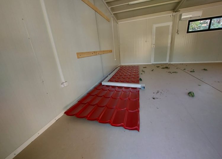 Πρόκληση: Στήνουν «τενεκεδένια κουτιά» για νήπια και δήθεν προσχολική εκπαίδευση (φωτό)