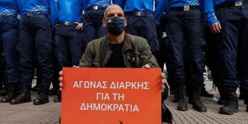 ΜέΡΑ25: Στα λόγια με τη ρήξη, στην πράξη με την ενσωμάτωση