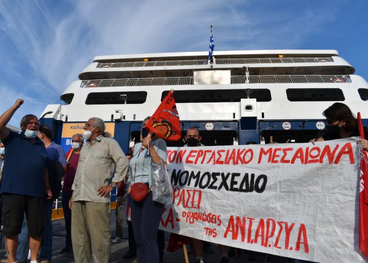 Απεργιακή απειθαρχία της ΠΕΝΕΝ κόντρα σε καταστολή-κυβέρνηση-ΓΣΕΕ (φωτογραφίες-βίντεο)