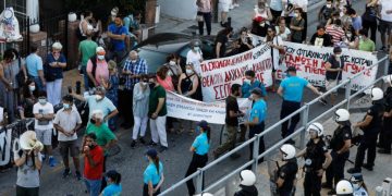 Δυναμική απάντηση χάλασε το σόου Μητσοτάκη-Κεραμέως (φωτογραφίες) – νέα συγκέντρωση σήμερα 1 μ.μ. στο υπουργείο