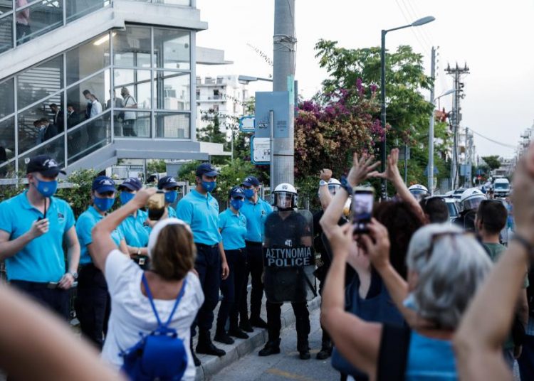 Δυναμική απάντηση χάλασε το σόου Μητσοτάκη-Κεραμέως (φωτογραφίες) – νέα συγκέντρωση σήμερα 1 μ.μ. στο υπουργείο