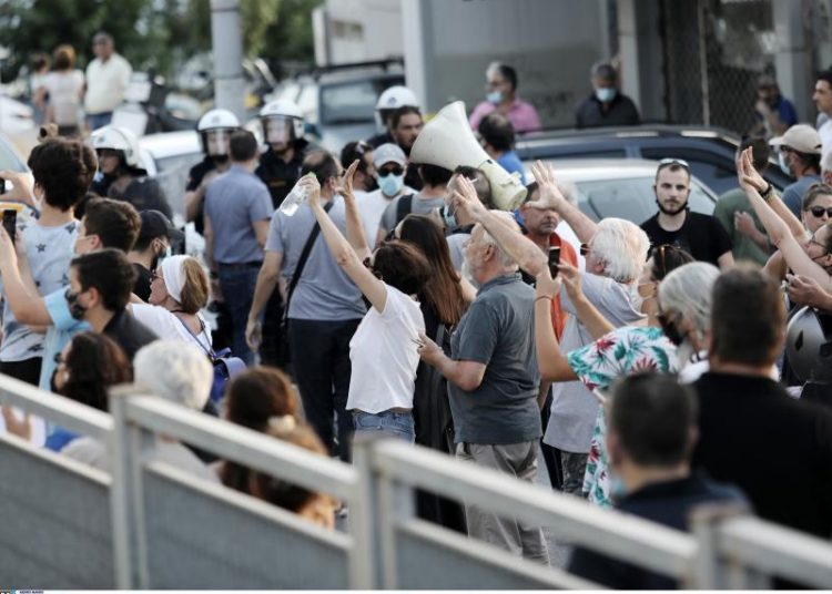 Δυναμική απάντηση χάλασε το σόου Μητσοτάκη-Κεραμέως (φωτογραφίες) – νέα συγκέντρωση σήμερα 1 μ.μ. στο υπουργείο