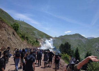 Με κλομπ και χημικά κτύπησε η ΕΛΑΣ τη διαδήλωση στα Άγραφα κατά της λεηλασίας του βουνού