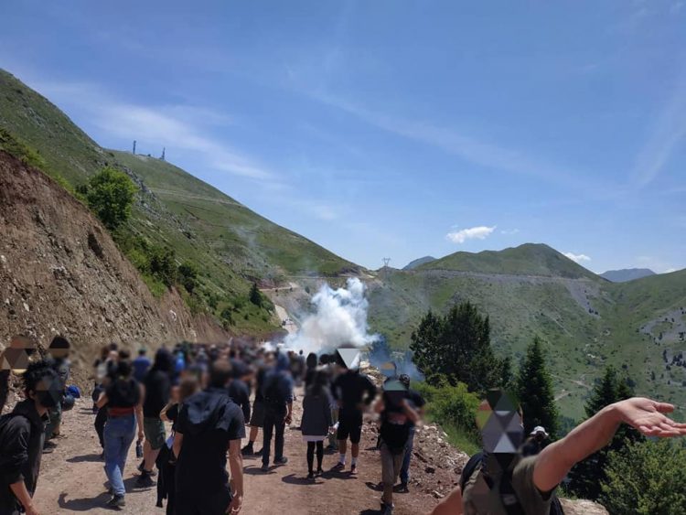 Με κλομπ και χημικά κτύπησε η ΕΛΑΣ τη διαδήλωση στα Άγραφα κατά της λεηλασίας του βουνού