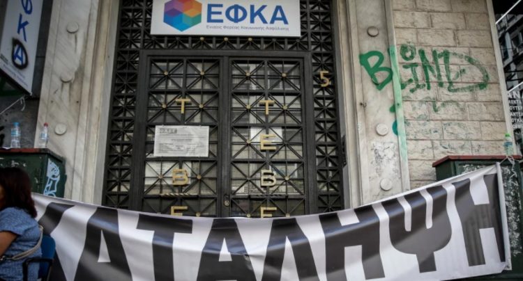 ΕΦΚΑ: Ο Χατζηδάκης διώκει τους υπαλλήλους, τους αφήνει και χωρίς… κλιματισμό