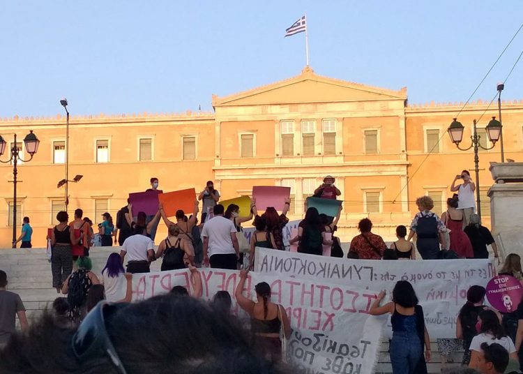 «Καμία άλλη δολοφονημένη, καμία μόνη» φώναξαν στο Σύνταγμα
