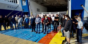 Λιμάνι Πειραιά: Τα κανάλια έφαγαν «άκυρο» από τον κόσμο! (βίντεο)