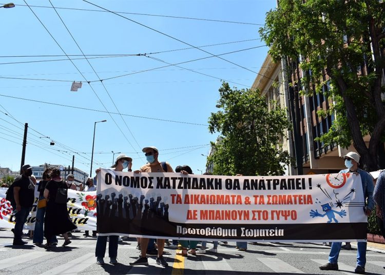 Με απεργία έσπασε το σιωπητήριο, νέα συγκέντρωση το απόγευμα στο Σύνταγμα