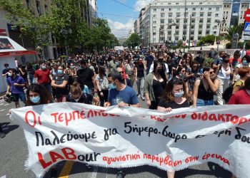 Απεργιακά ποτάμια σε δρόμους ανατροπής