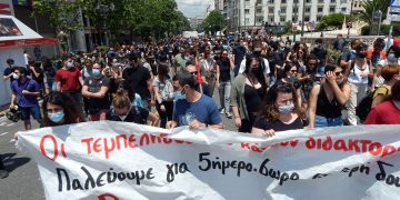 Απεργιακά ποτάμια σε δρόμους ανατροπής