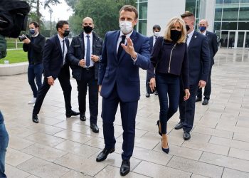 Γαλλία: Νικητής η αποχή, χαμηλά Μακρόν-Λεπέν