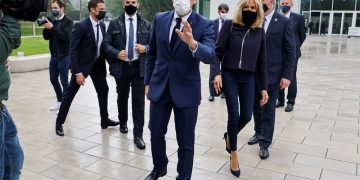 Γαλλία: Νικητής η αποχή, χαμηλά Μακρόν-Λεπέν