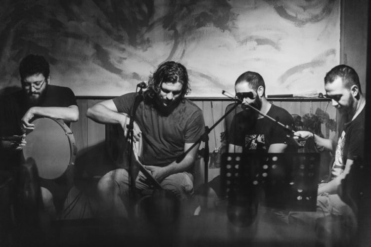 Ο «αποχαρακτηρισμός» των ελληνικών μουσικών παραδόσεων