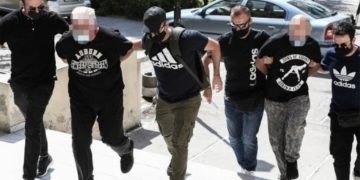 Για 14 κακουργήματα διώκονται ο αστυνομικός προαγωγός και ο πατέρας της 19χρονης